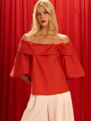 BLUSA TRICOLINE FLOR OMBRO Á OMBRO