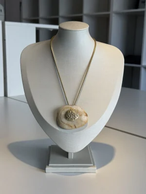 COLAR DOURADO RESINA OFF