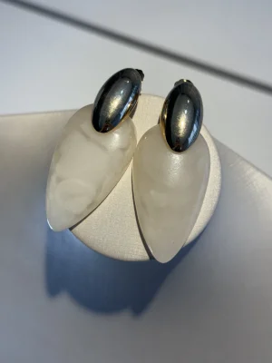 BRINCO MET OVAL DOURADO