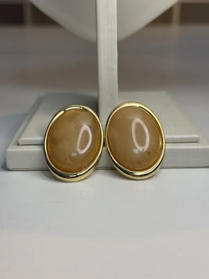 BRINCO RESINA MARROM