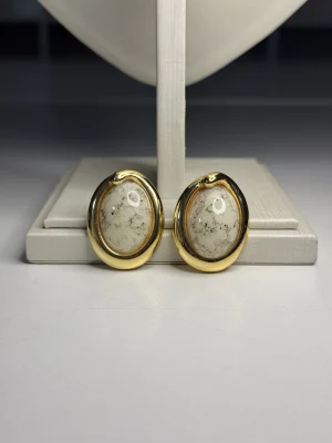 BRINCO DOURADO OFF MET OVAL